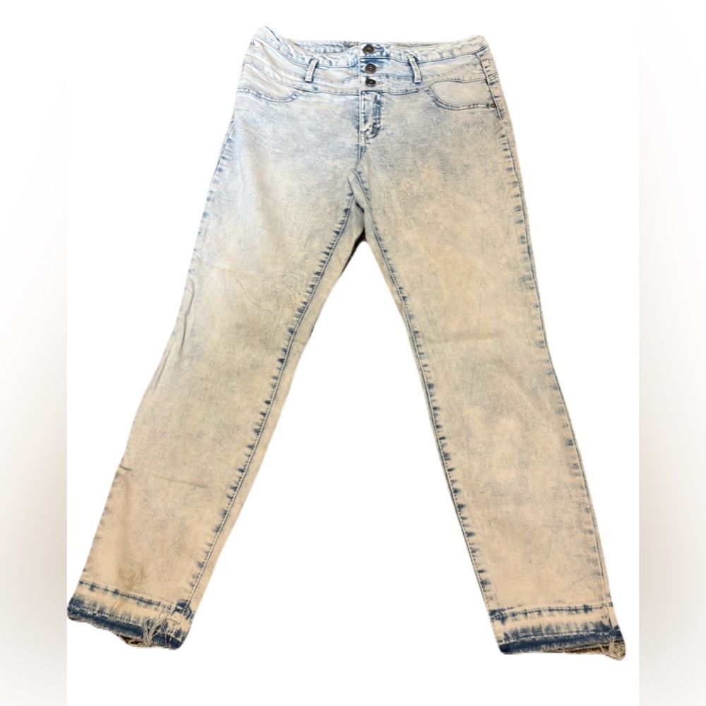 (No Boundaries) Light Wash Denim Jeans: Size 15